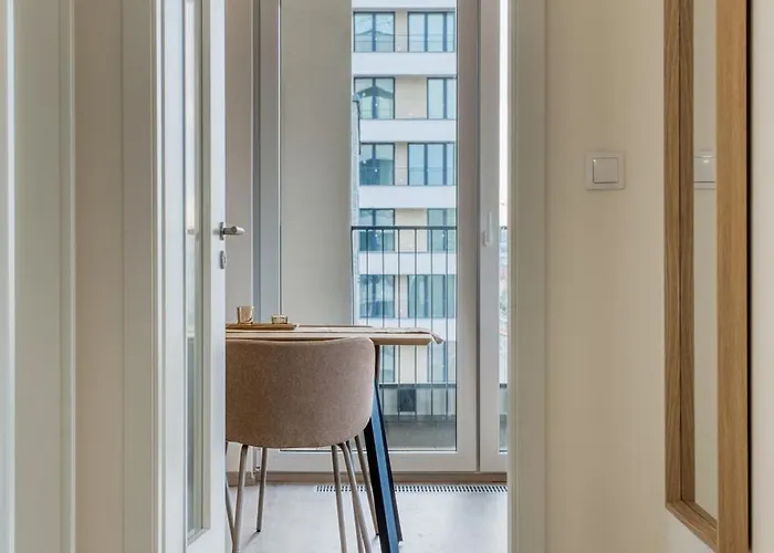 Chloe's Beige With Big Balcony, O2 Arena Apartament *
